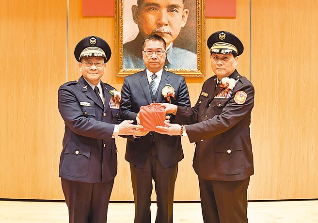 2021年中央警察大学校长交接，卸任校长黎文明（左）将印信交给陈檡文（右），并由内政部长徐国勇监交。（警大提供／赖佑维桃园传真）