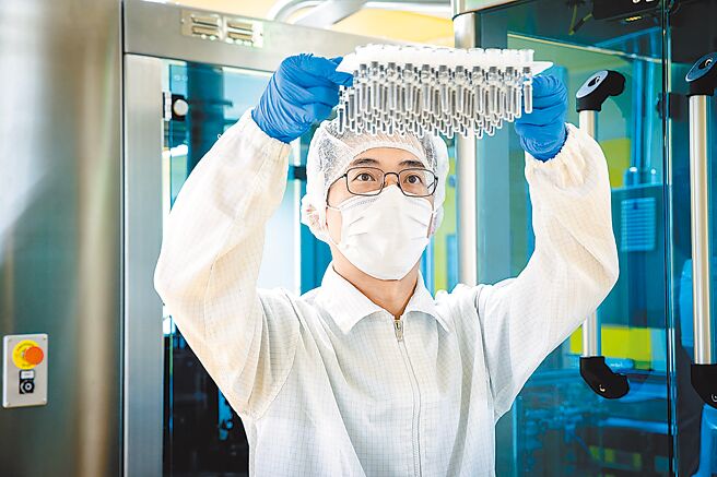 食藥署3日深夜發布聲明，指召開專家會議就高端疫苗整體保護效益等進行審查，全票14票通過高端疫苗符合保護效益。圖為高端疫苗產線及公司畫面。（摘自高端疫苗生物製劑公司官網）