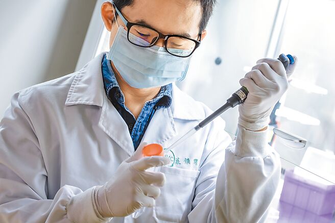 国民党智库召集人陈宜民周四在国民党智库座谈会中，质疑卫福部允许国产高端疫苗疫苗保护效益报告补件，并批评免疫桥接问题，高端昨发澄清并指将对陈宜民提告。图为高端疫苗产线画面。（摘自高端疫苗生物制剂公司官网）