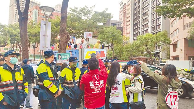 民進黨桃園市議員候選人魏筠（右起）、王珮毓、黃瓊慧及基進黨議員候選人藍士博，4日到國民黨桃園市長候選人張善政競選總部踢館，反遭新黨市議員候選人游智彬回嗆。（賴佑維攝）