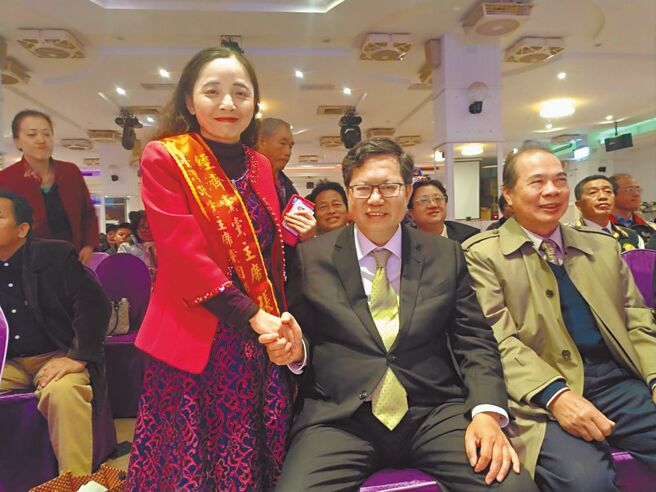 民进党近期质疑国民党桃园市长候选人张善政与经济党关系，国民党4日秀出桃园市长郑文灿（前排中）与经济党主席张采明（前排左）合照，反击绿营不要只会看图说故事。（张善政竞办提供／蔡明亘桃园传真）