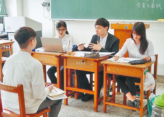 大学甄选会昨日公布112学年度大学「繁星推荐」暨「申请入学」招生简章，受少子化影响，两大管道合计招生名额在6.9万人左右。图为过去学子模拟申请入学面试的画面。（本报资料照片）