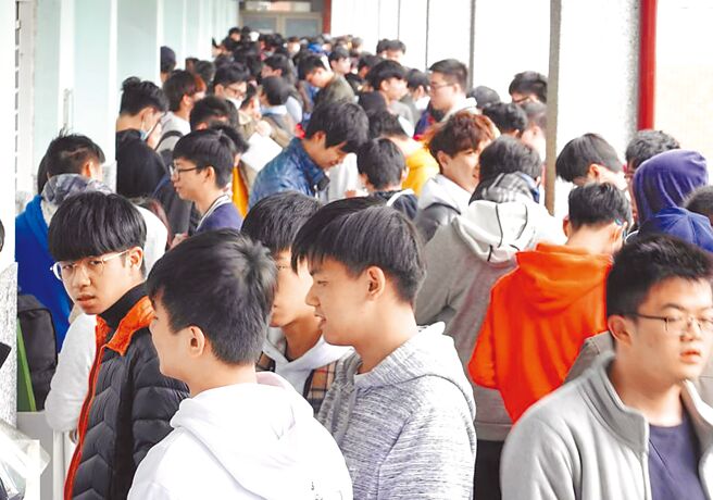 大学112学年度招生名额创8年新低，少子化浪潮侵袭高教版图。图为过去参加学测的考生。（本报资料照片）