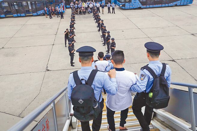 未來台人可能停止引渡大陸，詐騙集團恐又往歐洲移動。圖為2019年大陸從歐洲大規模押回台籍電信網絡詐騙犯嫌疑人。（新華社）