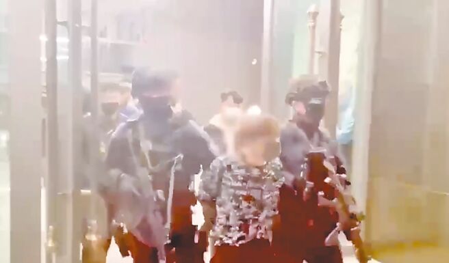 诈骗集团在桃园市中坜区以手铐、束带控制32人行动，若被害人擅自移动就动手虐待，警方攻坚逮捕8名嫌犯。（警方提供／李奇叡新北传真）