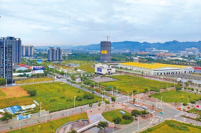 台中北屯区交通、公共建设与商业机能陆续强化，吸引建商猎地推案，推升交易量。图为北屯捷运机厂重划区。（本报资料照片）