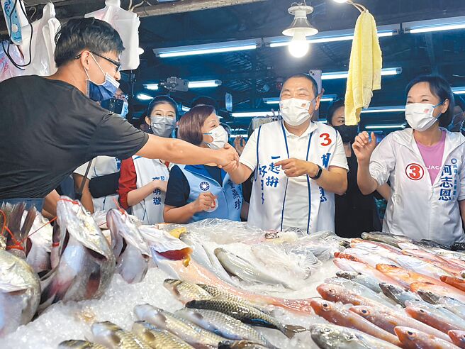 新北市长侯友宜（右二）4日南下高雄替国民党高雄市长候选人柯志恩（右一）辅选。（洪浩轩摄）