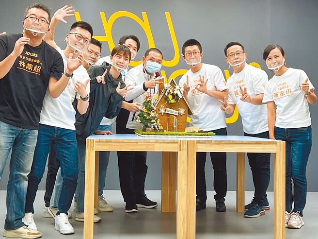 新北市长侯友宜（右四）和8位首战市议员的候选人一起搭建姜饼屋，帮新人争取曝光机会。（王扬杰摄）