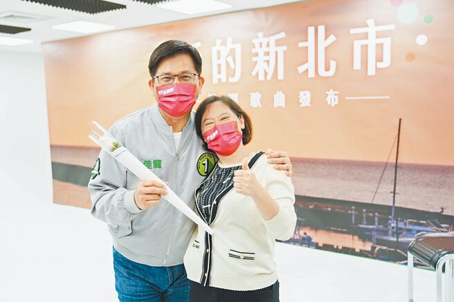 民进党新北市长候选人林佳龙（左）日前因确诊而被迫暂时暂停选举行程，4日终于疫后归来首次进行公开活动，进场时更给妻子廖婉如（右）一个拥抱。（林佳龙选办公室提供／黄敬文新北传真）