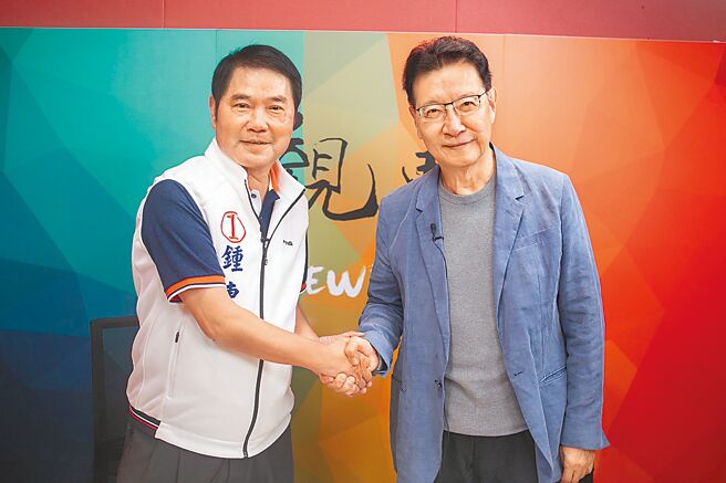 锺东锦4日接受赵少康专访时强调苗栗蓝军都是聪明的，最后一定会团结保住蓝天。（锺东锦竞总提供／谢明俊苗栗传真）