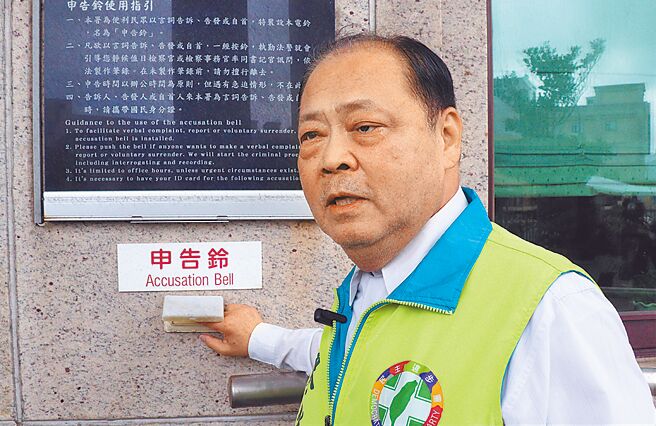 民进党澎湖县长候选人陈光復因重光「败家」说，到地检署怒告赖峰伟诽谤、意图使人不当选，说要让他即使当选了，也要面临当选无效的结果。（张茂雄摄）