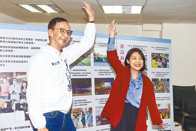 国民党主席朱立伦（左）4日到台北市议员候选人徐巧芯竞选总部为徐巧芯（右）加油打气。（邓博仁摄）