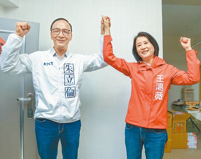 朱立伦（左）称王鸿薇（右）是国民党最有战力议员，拜托支持王鸿薇的市民朋友，让她高票当选。（粘耿豪摄）