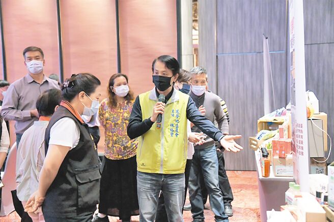 花莲县政府举办「花莲县有机农业促进区规画成果发表会」，县长徐榛蔚专心倾听农民栽种的过程与成果。（花莲县政府提供／王志伟花莲传真）