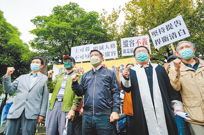 民進黨宜蘭縣長候選人江聰淵（中）4日赴地檢署控告宜蘭縣長林姿妙等4人妨害名譽、違反選罷法。（李忠一攝）