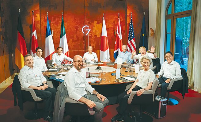 圖為6月在德國慕尼黑舉行的G7峰會，各國領袖在第三次工作會議前合影留念。（摘自G7官網）