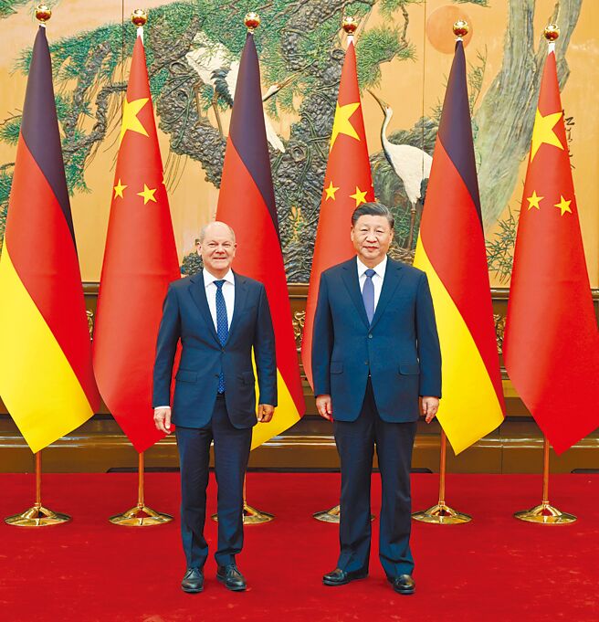 针对德国总理萧兹4日顶住压力率团访华，大陆国关学者表明，萧兹此行释放加强中德经贸合作的积极信号，显示德国对华政策将沿着务实轨道发展。图为大陆国家主席习近平在北京人民大会堂会见萧兹。（新华社）