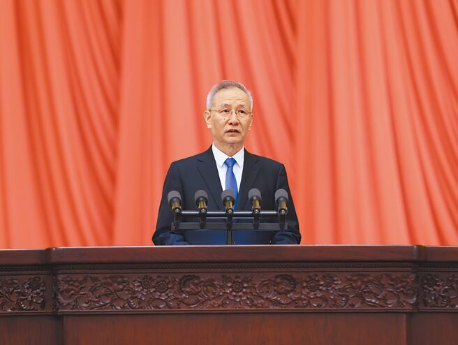 大陆国务院副总理刘鹤（见图，资料照片）昨发表长文指出，要避免经济大起大落，加强和改善宏观调控，做好跨周期设计及逆周期调节。（新华社）