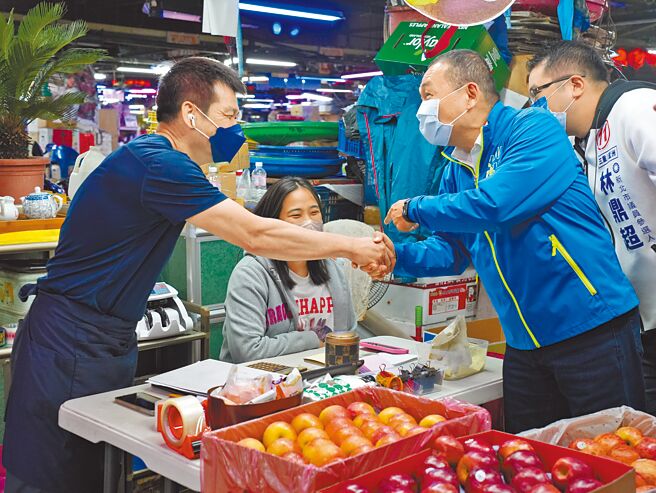 新北市长侯友宜（右二）4日上午6时许前往三重果菜市场访视，不仅实地瞭解营业情况，也倾听在地摊商的需求。（黄敬文摄）