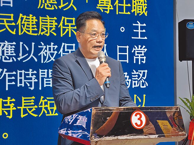 国民党新竹市长候选人林耕仁4日在记者会上炮火持续对准高虹安，质疑李姓助理为「兼职」，加班费时数竟可报到每月40多个小时，比其他专任助理还多。（王惠慧摄）