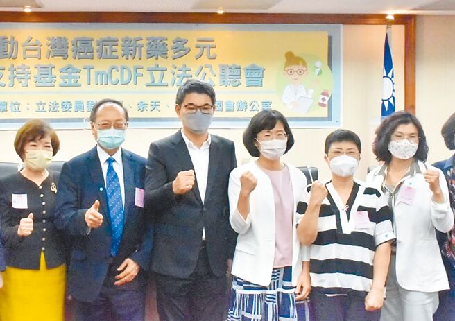 民进党籍云林县长候选人刘建国（左三）推动「台湾癌症新药多元支持基金」草案送入立院一读。（刘建国竞选总部提供／周丽兰云林传真）