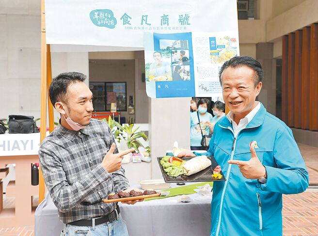 嘉义县劳工暨青年发展处日前举办首届「青年创新创业奖励补助计画」成果展，嘉义县长翁章梁（右）鼓励青年人勇于尝试，创造成功可能性。（嘉义县政府提供／吕妍庭嘉义传真）