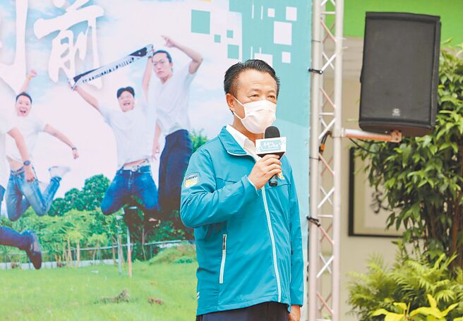 嘉义县劳工暨青年发展处日前举办首届「青年创新创业奖励补助计画」成果展，嘉义县长翁章梁鼓励青年人在劳青处协助下，勇于尝试、与业界结合，创造成功可能性。（嘉义县政府提供／吕妍庭嘉义传真）