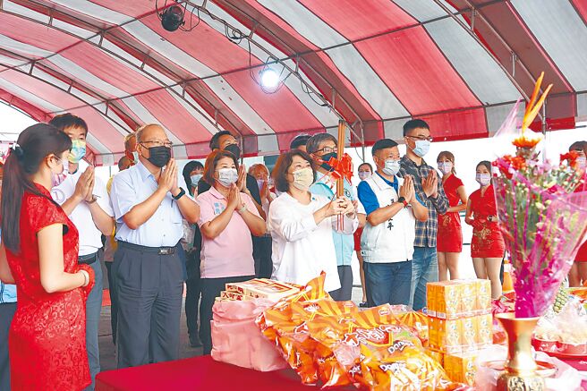 嘉义市长黄敏惠（中）为中央大排通港桥改建工程开工祈福。（廖素慧摄）