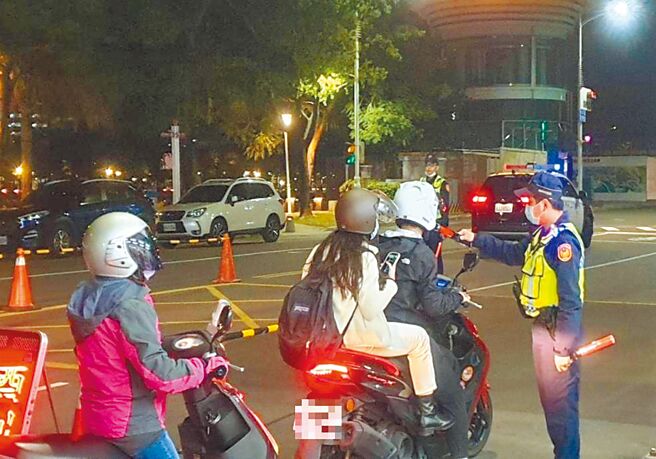 高雄市首创检举酒驾拿奖金，民眾提供酒驾线索，经警方查获移送或举发案件，就能够申请奖励金。（翻摄照片／崔正纲高雄传真）