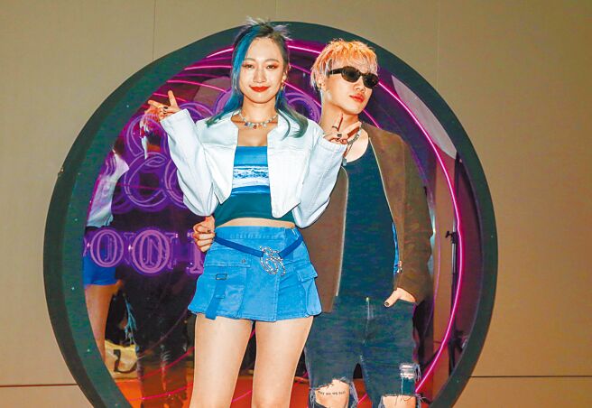 ØZI（右）、吴卓源昨晚受邀出席活动，分享彼此新作及近况。（粘耿豪摄）