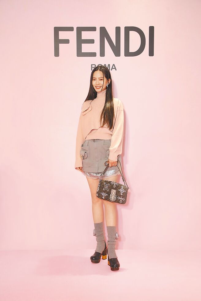 曾之喬滿意穿搭出氣場，而且不會過於張揚，襪子上的Baguette造型讓她的團隊們獻出少女尖叫聲。FENDI Baguette造型長襪2萬3500元、水晶造型FF LOGO Baguette 13萬8000元。（FENDI提供）