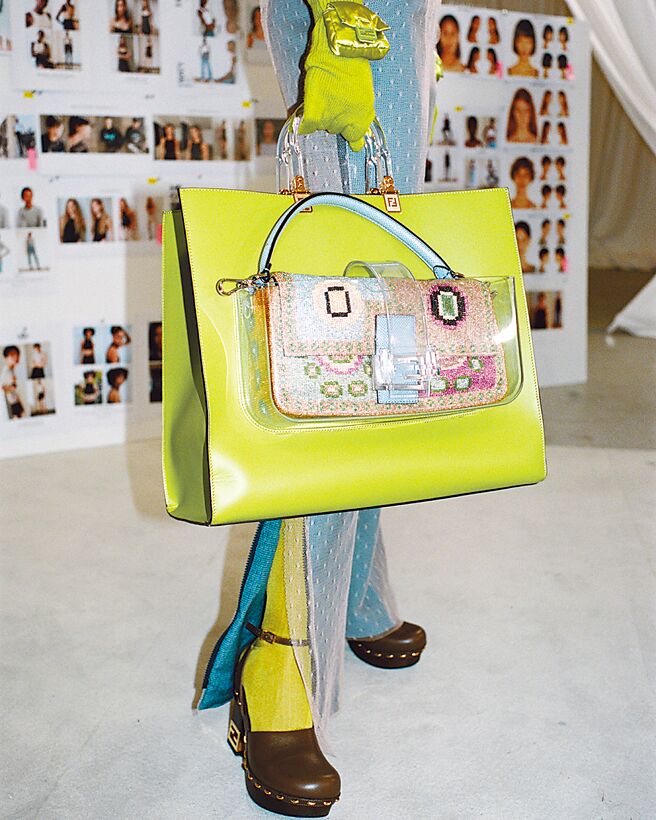 林心如、曾之喬都看上這款包，大購物包搭配外層Baguette專用透明夾層，十分實用。（FENDI提供）