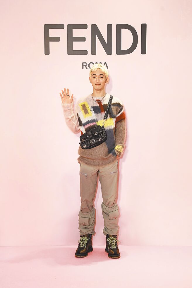 吳思賢出席FENDI台中新光三越女裝店開幕活動，認為當日穿搭十分適合耶誕節，FENDI尼龍材質短靴4萬7000元、多口袋造型尼龍Baguette 12萬8000元。（FENDI提供）