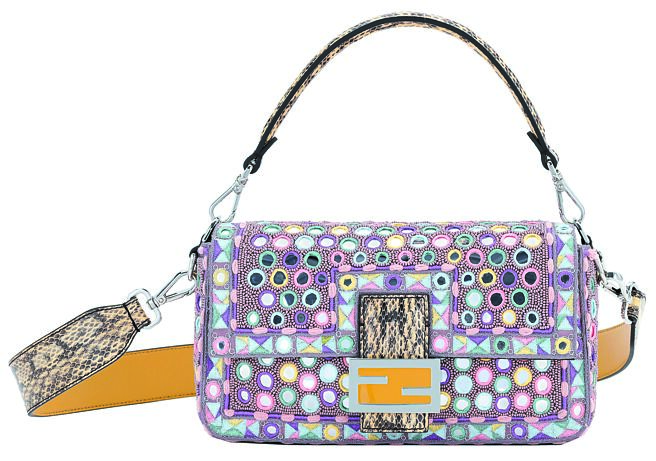 FENDI鏡面刺繡Baguette，19萬8000元。（FENDI提供）