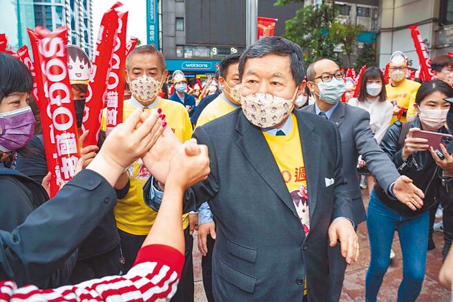 远东集团董事长徐旭东，期许来SOGO消费的顾客都能「Happy！」。（石智中摄）