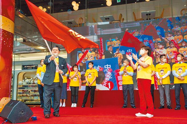 远东集团董事长徐旭东（左）与SOGO百货董事长黄晴雯（右）昨现身打气，期许今年周年庆旗开得胜。（石智中摄）