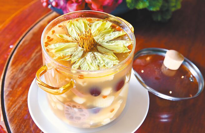 莲花养生锅汤头甘美清甜，药膳味温和不厚重。（陈俊吉摄）