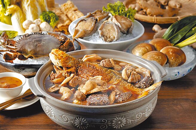 台中「新天地」梧栖创始店新推「鸭说鱼游锅」，在姜母鸭锅中加入冬季丰腴的午仔鱼，每天限量10锅。（台中新天地提供）