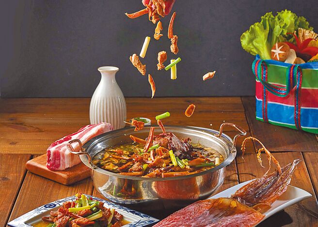 「贡锅共锅」把传统客家小炒变成火锅汤底，呈现浓厚客家情怀。（贡锅共锅提供）