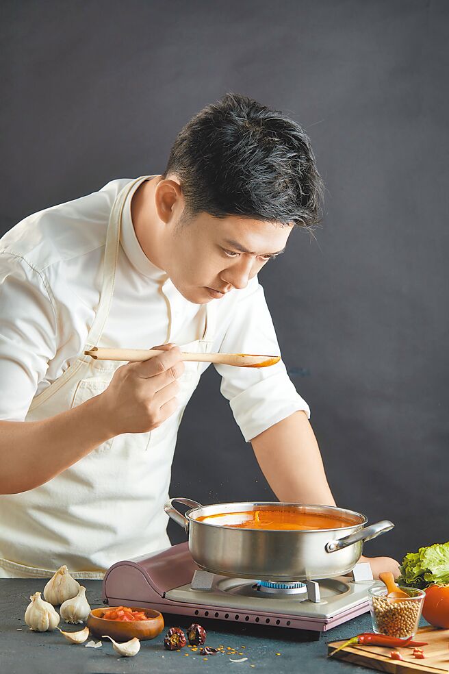 名厨张克勤以东南亚知名的食材罗望子结合灯笼椒和独家香料，赋予麻辣锅汤底酸、甜、辣新滋味。（钱都涮涮锅提供）