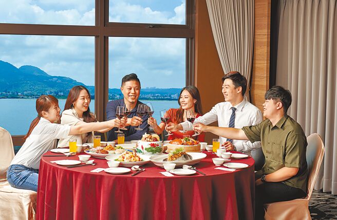 福容桃园店针对「享福卡」会员，推出尾牙专案满额加码送福容连锁住宿券。（福容大饭店提供）酒后不开车，安全有保障！