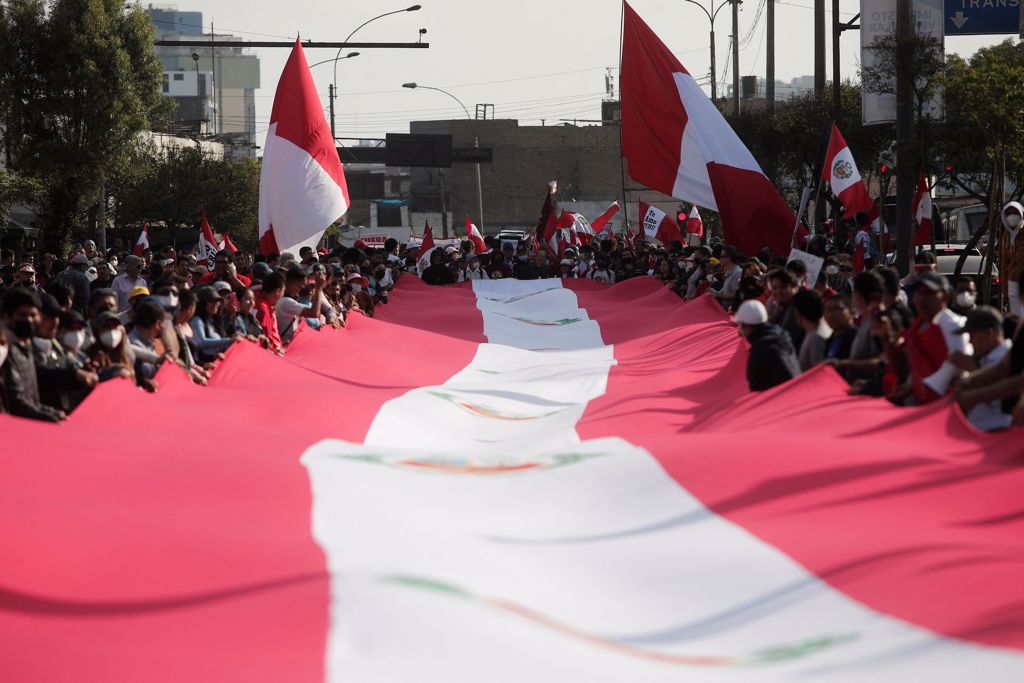 秘鲁数以千计示威民众今天游行穿越首都利马街头，唿吁罢黜总统卡斯蒂约。（图／路透社）(photo:ChinaTimes)