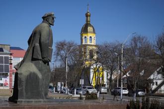 走回蘇聯老路？ 俄軍在烏克蘭佔領城市立起列寧雕像