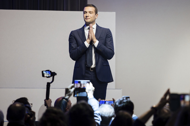 现年27岁的欧洲议会议员巴德拉（Jordan Bardella）获得一面倒支持当选党魁，成为雷朋的接班人。(图/美联社)  