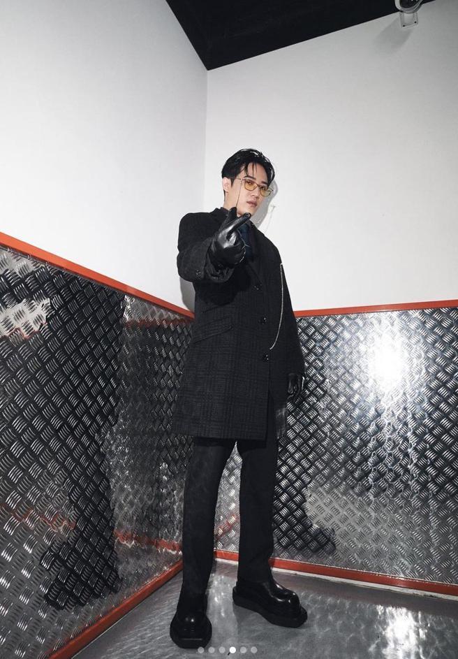 熊仔标下《绝命律师》中的角色「炸鸡叔」Gus Fring 戏服，作为本次金音奖的服装。（摘自熊仔IG）