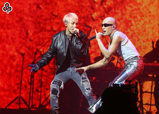 回到正式舞台上时，则换上白色背心搭配银色紧身裤与ØZI同台飙歌。（粘耿豪摄）