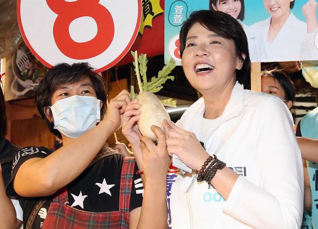 2022台北市长候选人电视辩论会5日登场，无党籍候选人黄珊珊抵达会场后挥手致意。（姚志平摄）