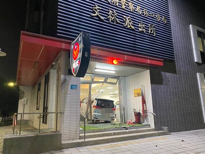 51岁蔡姓男子今（6日）凌晨0时许，酒后驾车行经新北市林口区文化三路与宝林路口，疑因不胜酒力直接撞进新北市林口警分局文林派出所。（翻摄）