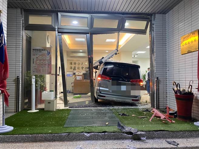 51岁蔡姓男子今（6日）凌晨0时许，酒后驾车行经新北市林口区文化三路与宝林路口，疑因不胜酒力直接撞进新北市林口警分局文林派出所。（翻摄）