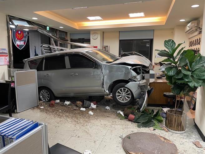 51岁蔡姓男子今（6日）凌晨0时许，酒后驾车行经新北市林口区文化三路与宝林路口，疑因不胜酒力直接撞进新北市林口警分局文林派出所。（翻摄）